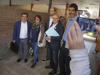 Ernesto Gasco (PSE), Miren Albistur (PP), Juan Karlos Izagirre (Bildu) y Eneko Goia (PNV), posan antes del debate celebrado en la Universidad de Deusto.