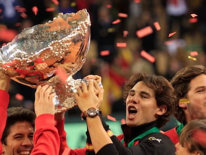 Rafa Nadal celebra tras ganar la Copa Davis en 2011 ante Argentina en Sevilla.