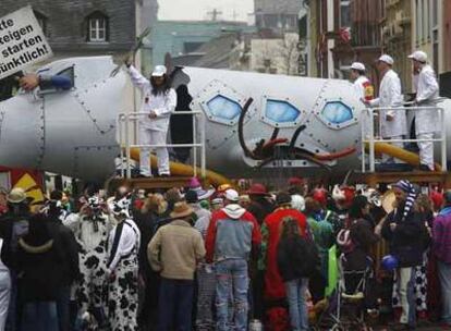 Trabajadores de Airbus paradiaron la situación de la empresa en los carnavales de Mainz, el 19 de febrero