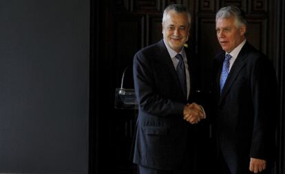 El nuevo consejero de Justicia y Gobernación, Francisco Menacho (derecha), saluda al presidente de la Junta de Andalucía, José Antonio Griñán.