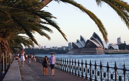 Vista de la Opera de Sidney desde el paseo mar&iacute;timo de Milson&#039;s Point. 