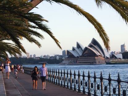 Vista de la Opera de Sidney desde el paseo mar&iacute;timo de Milson&#039;s Point. 