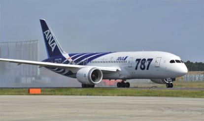 Un Boeing 787 de All Nippon Airways avanza por el aeropuerto internacional de Narita, en Japón, para iniciar el vuelo comercial inaugural, hacia Hong Kong. La aeronave, bautizada como The Dreamliner, ha sido fletada por la compañía All Nippon Airways e iba llena de reporteros de aviación y entusiastas. algunos de los cuales han pagado miles de dólares por el privilegio.