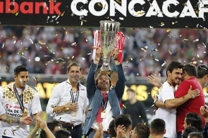 Almeyda levanta el título de la Concachampions.