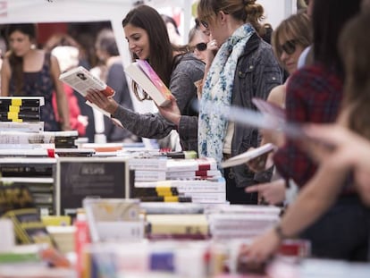 Una parada de llibres al centre de Barcelona en la 'diada' de Sant Jordi de 2015.