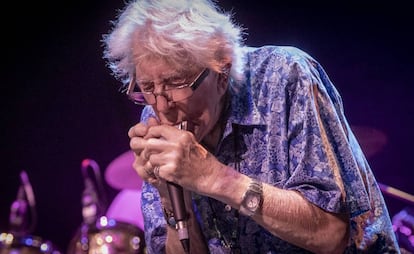 John Mayall, durante el concierto en el Teatro Apolo de Madrid.