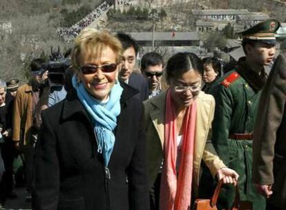 La vicepresidenta primera, María Teresa Fernández de la Vega, durante la visita realizada a la Muralla China.