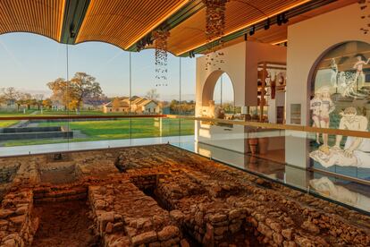 Museo arqueológico de The Newt in Somerset, con la villa romana reconstruida al fondo.