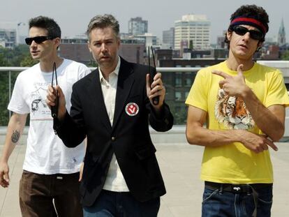 Adam Yauch, en el centro, con los otros dos componentes del grupo, en 2006.
