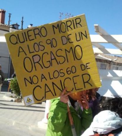 Activista antinuclear porta una pancarta en Villar de Cañas, en 2012.