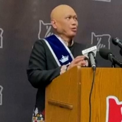 Uno de los ganadores del histórico premio mayor de Powerball de 1.300 millones de dólares el mes pasado es un inmigrante de Laos que ha padecido cáncer durante ocho años y recibió su último tratamiento de quimioterapia la semana pasada.