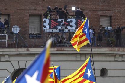 Un equip de TV3 a la plaça Espanya en la cobertura de la Diada.