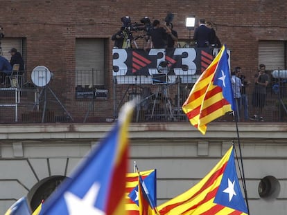 Un equipo de TV3 en la plaza Espanya durante la Diada.