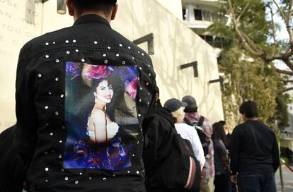 Un fan con una cazadora con la imagen de Selena Quintanilla espera el comienzo del acto homenaje a la cantante hispana en Hollywood.