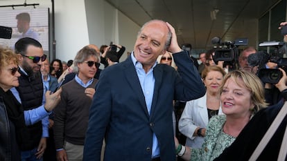 El expresidente de la Generalitat Valenciana, Francisco Camps, a su llegada al acto convocado este sábado en Valencia, en el edificio Veles e Vents para celebrar los treinta años de la primera mayoría absoluta del Partido Popular en Valencia.