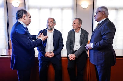 Desde la izquierda, los rectores de Oviedo (Ignacio Villaverde), Castilla-La Mancha (Julián Garde), Islas Baleares (Jaume Carot) y Extremadura (Pedro Fernández Salguero) en la Residencia de Estudiantes, el pasado lunes.

