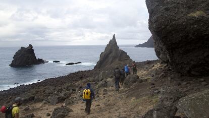 Un grupo de visitantes recorre la costa de la remota isla de Selkirk.