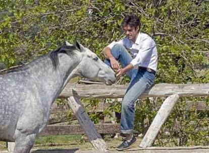 El torero José Tomás, poco antes de su vuelta a los ruedos en 2007, en un momento de relajación
en el campo, en la provincia de Sevilla.
Foto: Marisa Flórez