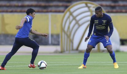 Equador recebe a Bolívia no Atahualpa de Quito depois de sua histórica vitória da primeira partida, 2 X 0 em Buenos Aires, tirando a invencibilidade argentina de 22 anos no local. Na imagem, Jefferson Montero, atacante do Swansea, tenta driblar Antonio Valência, do Manchester United