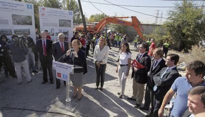 La concejal de Urbanismo, Pilar Martínez, durante el desmantelamiento del poblado chabolista de Santa Catalina.