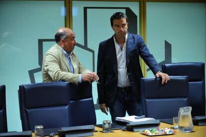 Gorka Maneiro, a la derecha, junto al representante del PP, Carmelo Barrio, en la reunión sobre el Instituto de la Memoria.