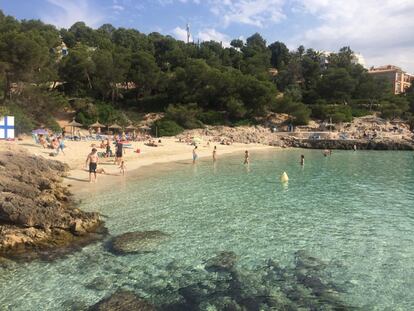 Los mallorquines han madrugado para estrenar la Fase 2 que permite el baño en las playas de la isla, como la Cala Contesa en Calviá