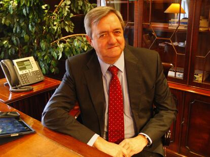 El consejero de Economía, Carlos Aguirre, posa en su despacho.
