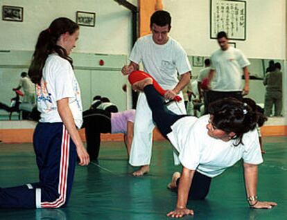 Alumnos reciben instrucciones del monitor en la clase del jueves pasado.