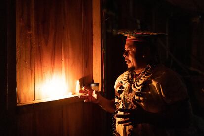 Justino Piaguage, presidente da nacionalidade Siekopai e filho de Celestino Piaguage, vestido com o tradicional traje cerimonial. A sobrevivência da cultura ancestral é ameaçada pela contaminação da floresta, à qual está intrinsecamente ligada.