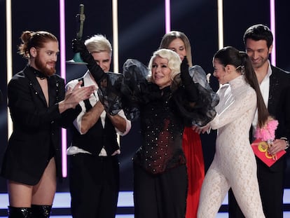 Mery Bass, cantante de Nebulossa, recoge el premio como ganadora del Benidorm Fest 2024.