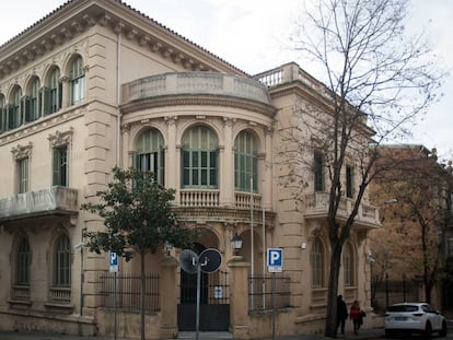 La senyorial entrada de la Torre de San Fernando, al carrer d'Iradier de Barcelona.
