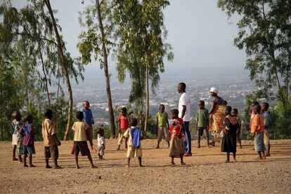Muchos de los menores atendidos en el espacio de Kamesa recorren varios kilómetros desde sus hogares o escuelas para participar en el programa. El 58% de los menores de cinco años en Burundi, uno de los países a la cabeza en los rankings internacionales de hambre, sufre malnutrición crónica.