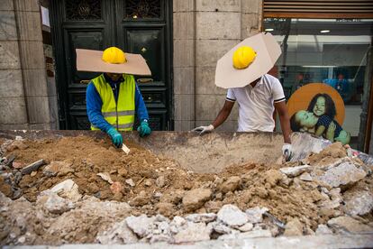 Dos empleados de la construcción trabajan en el centro de Madrid, este martes.