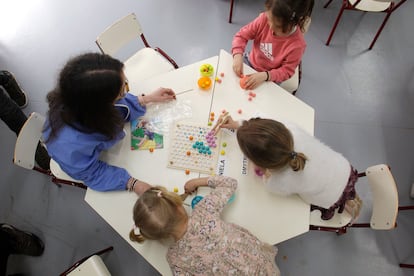 Aula de un colegio público de Torrevieja, uno de los municipios que más alumnado ucranio y ruso ha incorporado, el curso pasado.