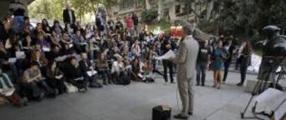 El profesor de Filología italiana de la Universidad Complutense, Juan Varela, durante una clase en el Paseo de la Castellana bajo el túnel de Juan Bravo el pasado octubre, en protesta por los recortes en educación. EFE/Archivo