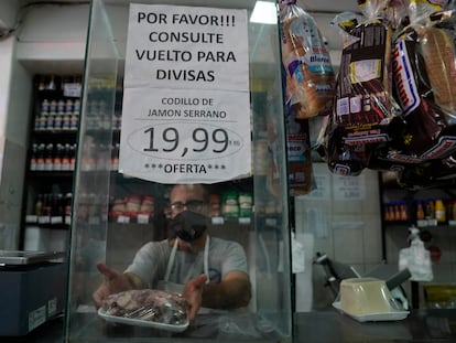 Cartel en una tienda de Caracas por la nueva ley del Gobierno que aplica un impuesto del 3% a las transacciones hechas con monedas extranjeras.