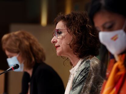 La ministra de Hacienda, Maria Jesús Montero, durante la presentación de las proyecciones de déficit.