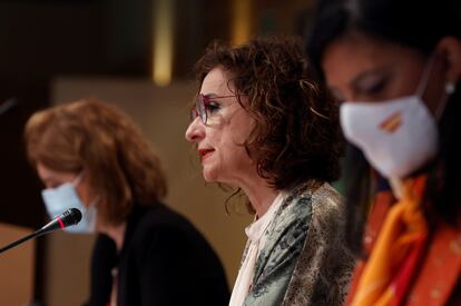 La ministra de Hacienda, Maria Jesús Montero, durante la presentación de las proyecciones de déficit.