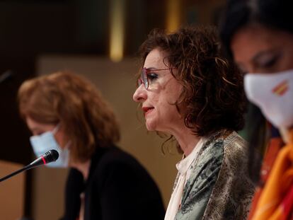 La ministra de Hacienda, Maria Jesús Montero, durante la presentación de las proyecciones de déficit.