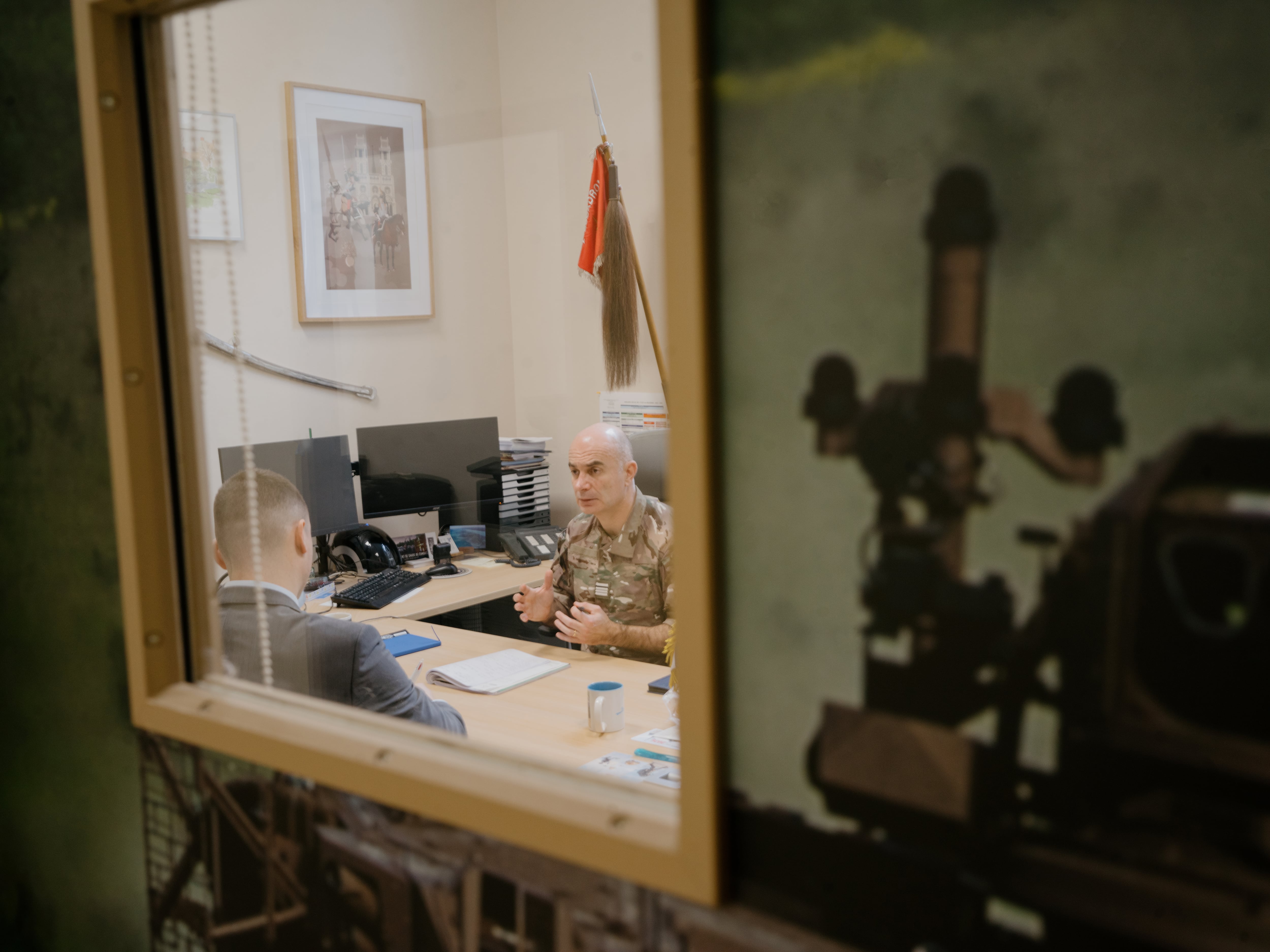 Cedric, responsable de reclutamiento en la oficina central del ejército en París, durante una entrevista a un candidato el 14 de enero.