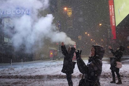 Turistas en Times Square toman fotografías de la tormenta de nieve