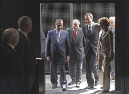 Zapatero llega a la sede del  CES, acompañado por  Fernández de la Vega (a su izquierda), Solbes y Corbacho.