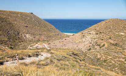 El camino que lleva a la playa de los Muertos (al fondo de la imagen).