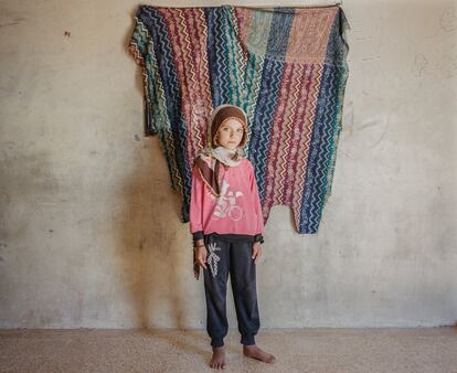 Riham es la primera hija de Mahmoud y Mariam. Viven en una antigua escuela después de que su pueblo, cerca de Ras al-Ayn, fuera bombardeado por Turquía y posteriormente ocupado por los soldados rebeldes sirios apoyados por Turquía en octubre de 2019. Toda la familia escapó y encuentra refugio en Tel Arfan, un pequeño pueblo de la gobernación de Hasake.