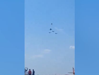 Captura del momento del choque entre las dos aeronaves.