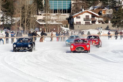 Carrera de coches clásicos sobre el lago helado de Saint Moritz. 