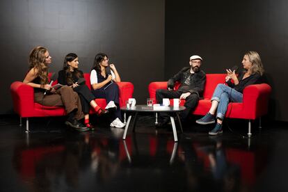 D'esquerra a dreta, Carlota Rubio, Noelia Ramírez, Andrea Rovira, Eloy Fernández Porta i Llucia Ramis a l'estudi Toresky