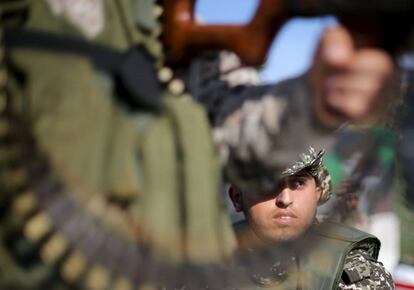 Un miembro de las fuerzas de seguridad palestinas leales a Hamas observa durante un control en la frontera de la Fraja de Gaza con Egipto.