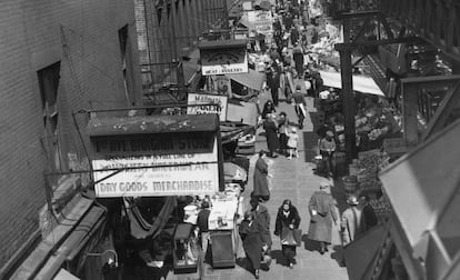 Mercado en un barrio judío en Nueva York, alrededor de 1935.