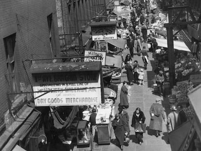 Mercado en un barrio judío en Nueva York, alrededor de 1935. 
